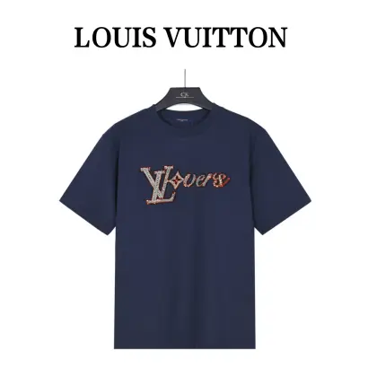 (支持放店) LouisVuitton/路易威登绣片字母短袖T恤 顶级版本,区分市面通货.男女同款全新美学灵感趣味设计,渠道性质精品.让整体造型设计更加优雅时尚,今夏最火系列,无数明星潮人追捧.裁剪工艺细节处理工整为玩味时尚增添色彩!工整细致,合身的版型构造更是独具匠心,上身不仅有着出彩的辨识度更是减龄青春.一款穿着意义还有穿搭性能都很极致的款式,绚丽的色系调配,此款的工艺必然也是极致非凡,上身的舒适度绝对足够的强大,也是奢品本质的一种彰显!柔软轻薄,触感更是极端撩人,透气性能十分之强大,尤为适合春夏季节的穿搭所需,妥妥的穿着享受,并且各处的细节以及织带的工艺都是尽善尽美,更显高级感! 颜色:藏青、杏色